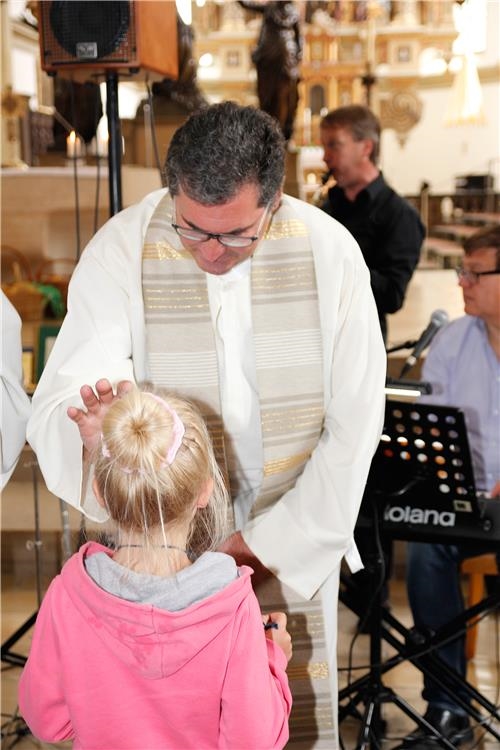 Auch Diözesan-Caritasdirektor Domkapitular Dr. Andreas Magg feierte mit den Kindern und spendete ihnen den Einzelsegen.  (Bernhard Gattner)