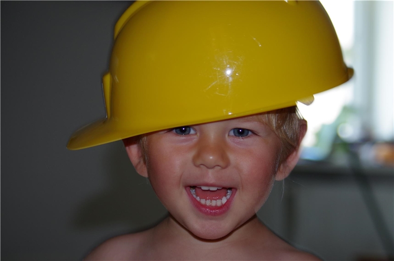Kleinkind mit gelbem Helm