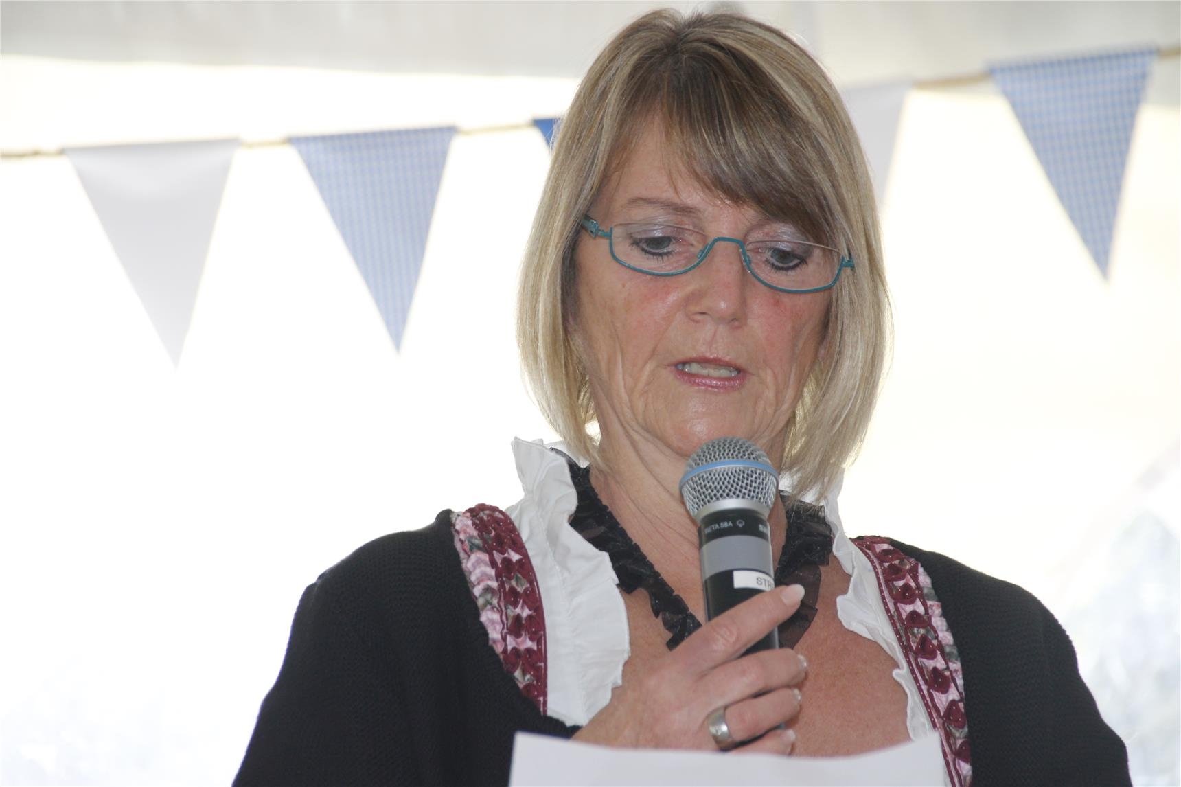 Einrichtungsleiterin Petra Maßen-Schneider begrüßt die Gäste 
