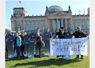 Zum Abschluss der Kampagne "Stell mich an, nicht ab!" machten mehr als 150 Langzeitarbeitslose mit Pappfiguren und Bannern vor dem Reichstag auf ihre Situation aufmerksam. (c) Benjamin Mohrich für den Deutschen Caritasverband