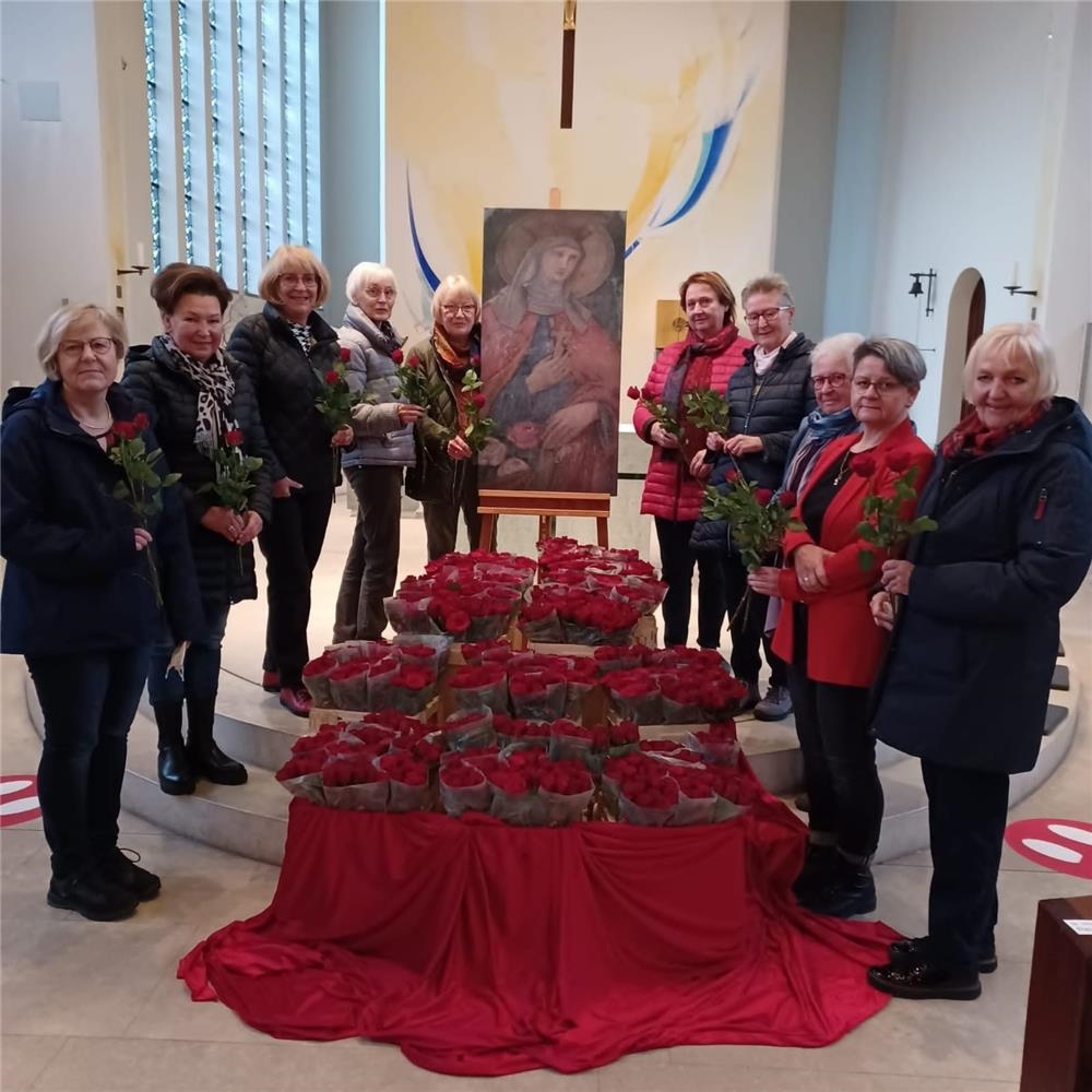 einige Frauen stehen mit Rosen vor dem Altar (Brigitte Lutter)