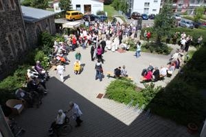 Der Vorhof während des Gemeindefestes. (Deutscher Caritasverband e.V.)