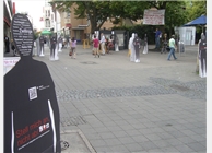 Öffentlichkeitsaktion von Caritas, Diakonie, Katholischer und Evangelischer Kirche in Rüsselsheim auf dem Marktplatz am 17.08.2013. 