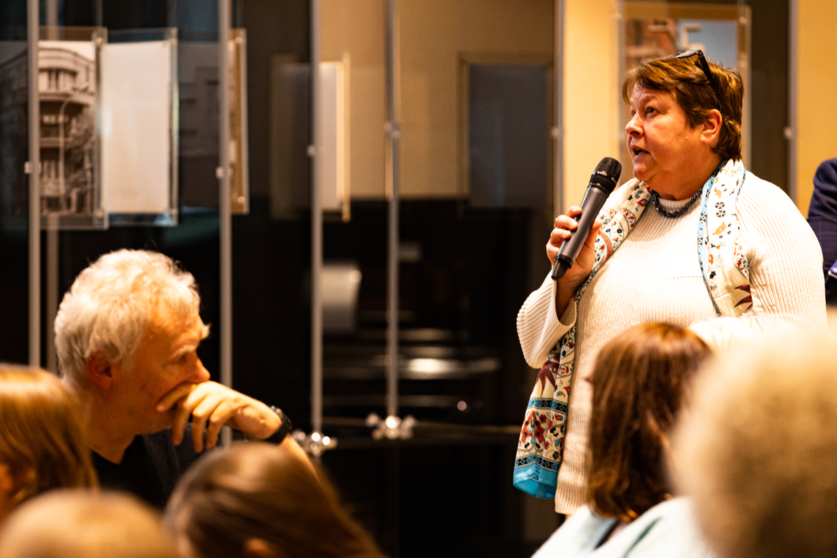 Eine Teilnehmerin der der CiNW-Fachtagung 'Miteinander Gegeneinander?' in der Alten Synagoge in Essen steht im Publikum und stellt eine Frage (Foto: © Angelika Kamlage | Caritas in NRW)