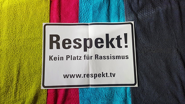 Bunte Handtücher mit dem Slogan:  (Caritasverband Darmstadt e. V.)