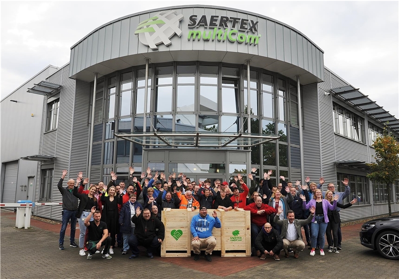 Gruppenbild vor dem Gebäude der SAERTEX multiCom® GmbH