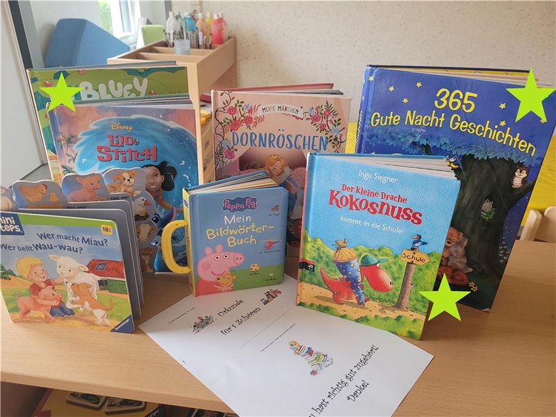 Kinderbücher liegen und stehen auf einem Tisch.