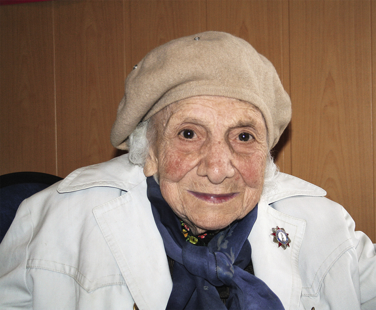Eine ältere, georgische Frau mit weißer Jacke, heller Mütze und einem blauen Schal (Markus Lahrmann)