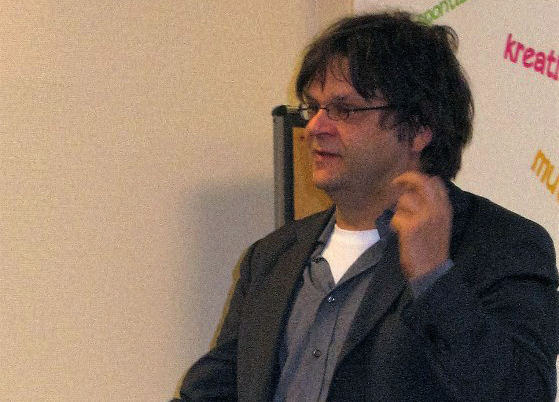 Prof. Dr. Mathias Albert steht an einem Pult und hält eine Rede