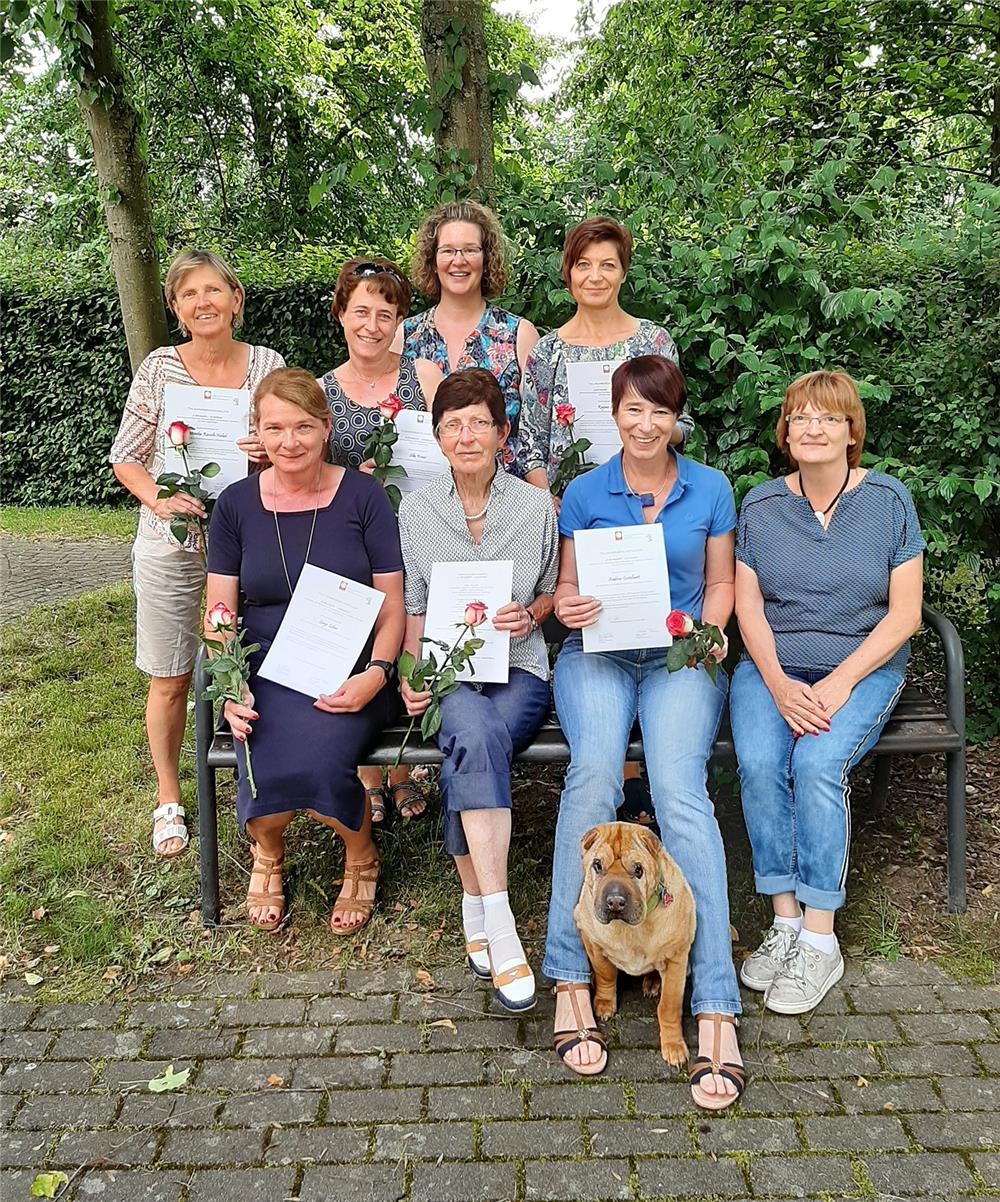 Eine Gruppe Frauen mit Zertifikaten und Rosen, dazwischen ein Hund. (Foto: Caritasverband für den Bezirk Limburg e.V.)