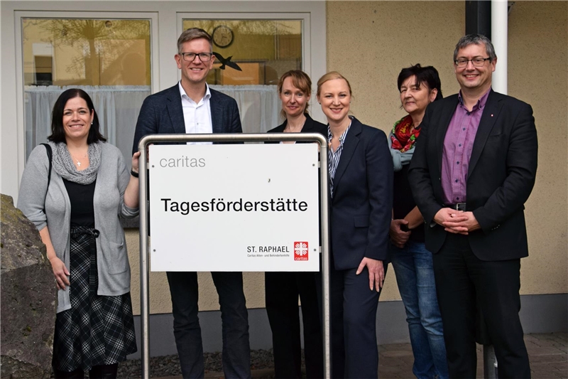 Gruppenfoto mit den Gästen vor der Tagesförderstätte im Caritas Zentrum