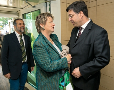 LAG-Vorsitzender Andreas Meiwes schüttelt zur Begrüßung Grünen-Chefin Sylvia Löhrmann die Hand. Links hinter ihr steht ein Mann. (Achim Pohl)