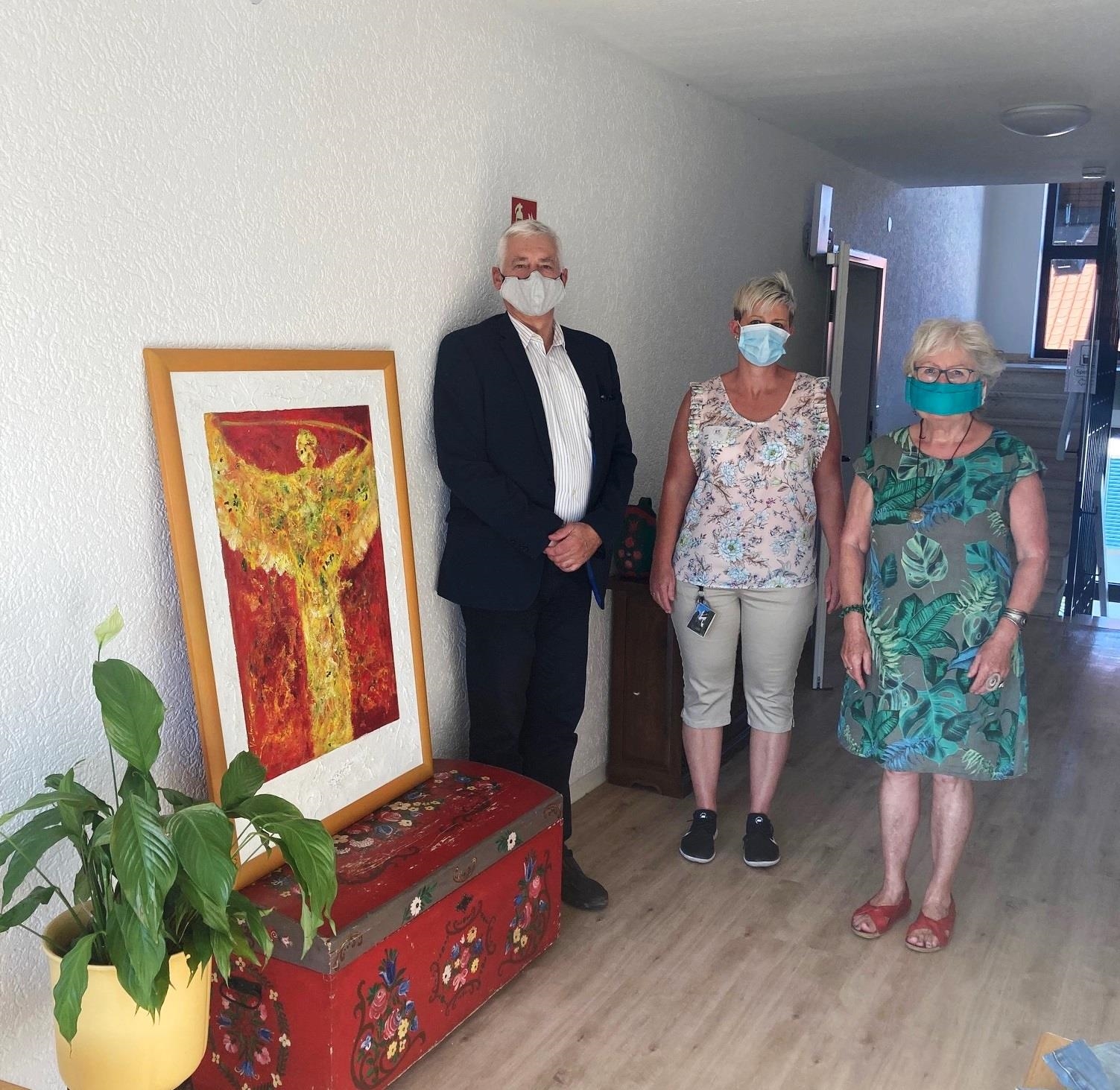 Hier im 1. OG der Einrichtung findet das Bild einen hellen Ort für die Installation. Von links nach rechts: Caritasdirektor Georg Diederich, Tanja Zahn und Aloisia Hartmeier (© Caritasverband Worms e. V.)