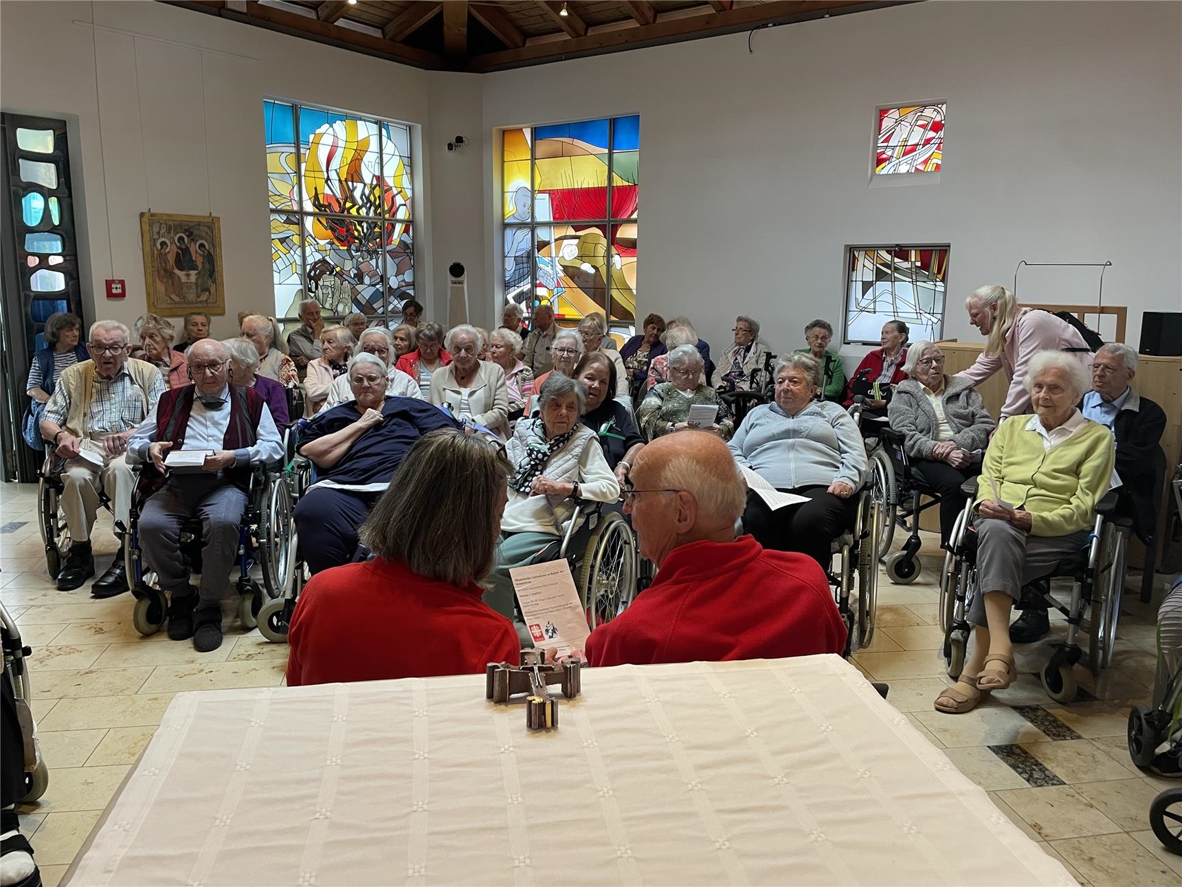 voll besetzte Kapelle 