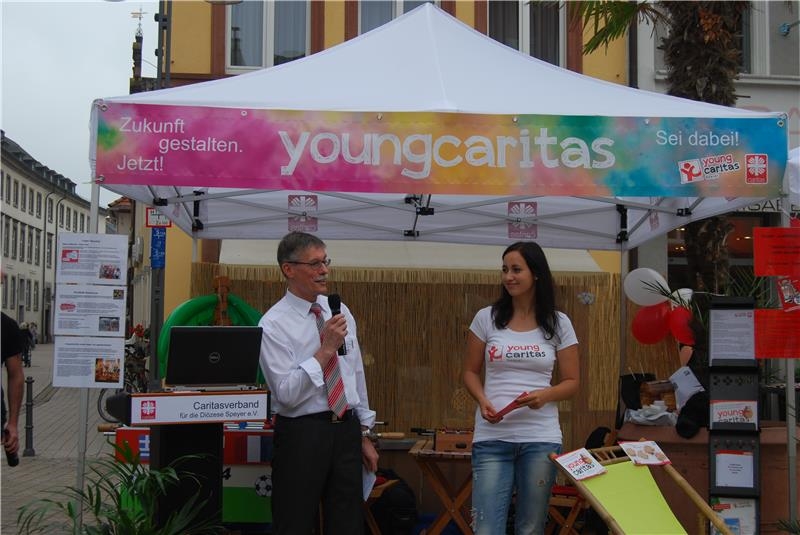 Herr Hundemer und Frau Blechschmidt erläutern die Ziele von youngcaritas  (Caritas Speyer)