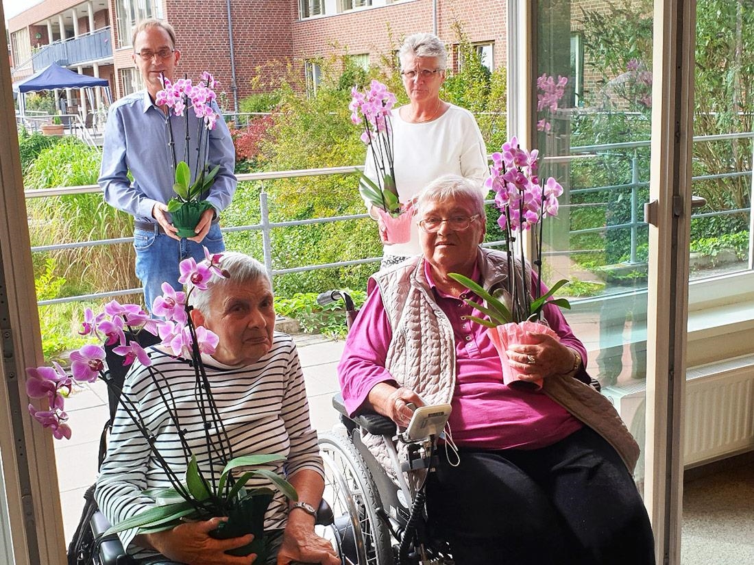 Zwei Seniorinnen mit Orchideen (Foto: Caritas-Stadtteilzentrum St. Michael)