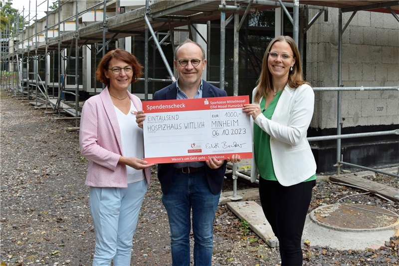 Foto mit Edith Becker, Werner Becker und Hanne Benz bei der Spendenübergabe auf der Baustelle des Hospizhauses Wittlich