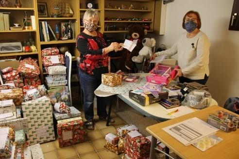 zwei Frauen packen Geschenke (privat)