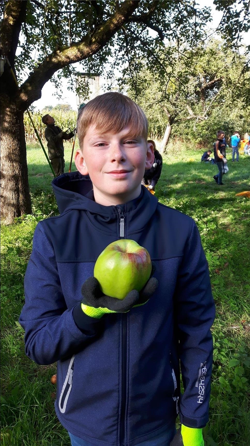 Junge mit großem Apfel (youngcaritas Soest)