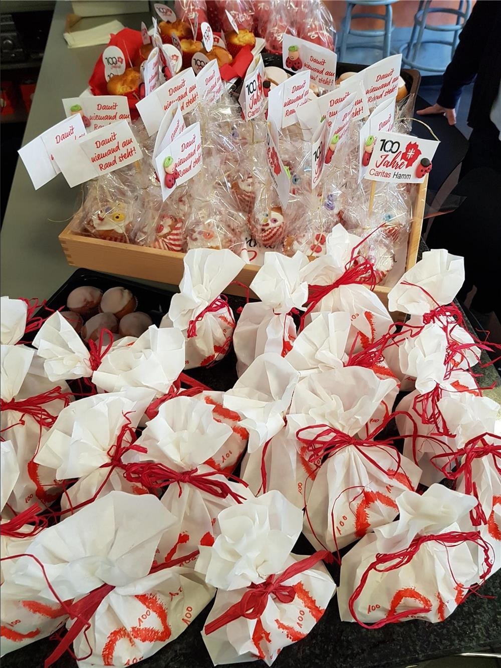 In weißen Tütchen und mit roter Schleife verpackte Muffins  (Kita Don Bosco)