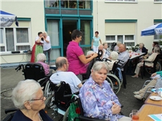 Die Hausgemeinschaft feiert ihr Johannisfest / Altenpflegeheim St. Vinzenz