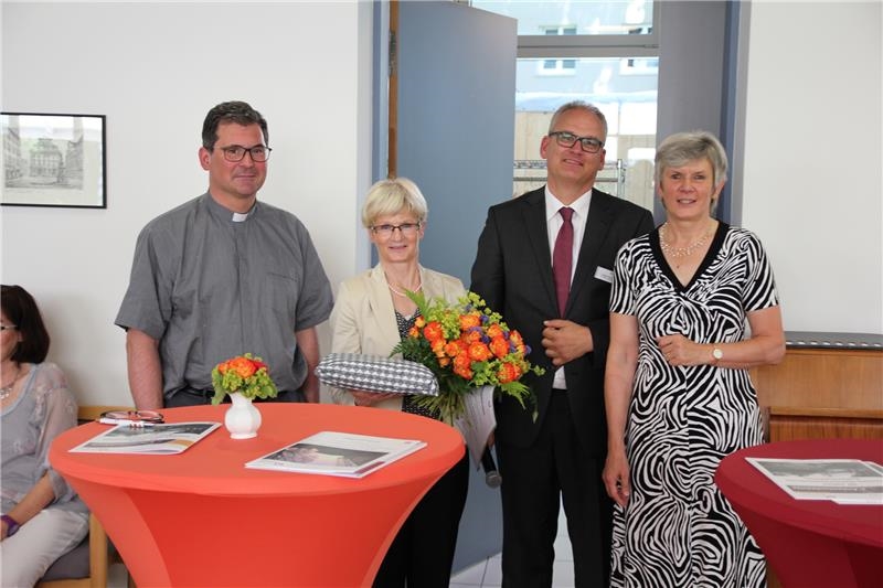 Marianne Schütz, Leitung der Wohngruppe Lueginsland, wird für ihre 10-jährige Mitarbeit im Antoniushaus geehrt.  (Bernhard Gattner)