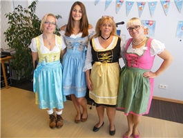 4 Frauen in bayrischer Tracht präsentieren ihre Kleider