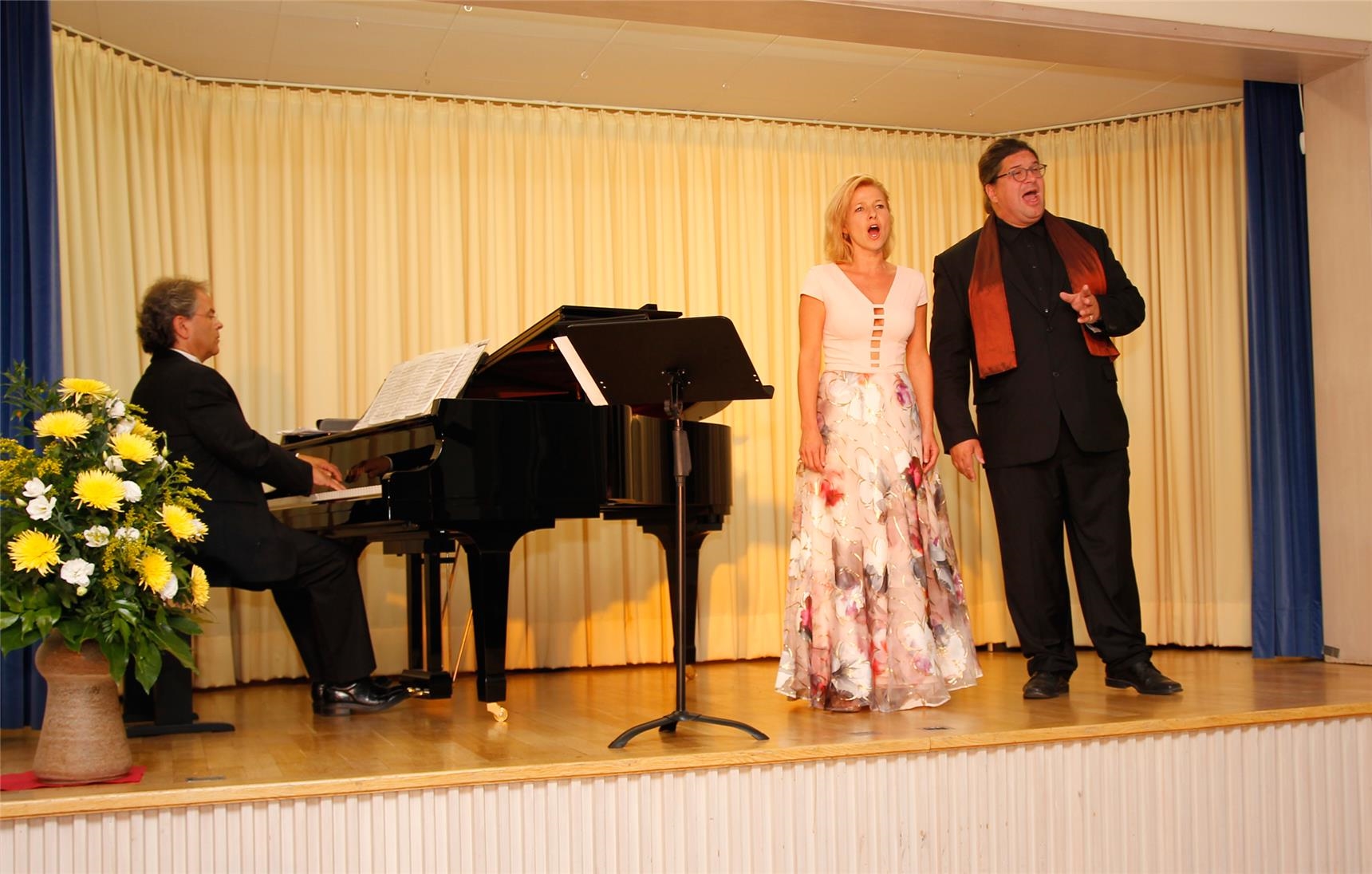 Pianist Stephan Kaller, Sopranistin Isabell Münsch und Bariton Daniel Böhm begeisterten das Publikum im Caritas-Seniorenzentrum St. Raphael. (Bernhard Gattner)