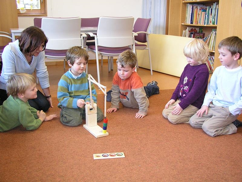 Mit kleinen Experimenten erfahren Kinder im Caritas-Unikindergarten schon früh technische Zusammenhänge.  (Caritas Regensburg)