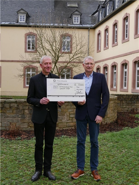 Domkapitular Benedikt Welter (links) freut sich über einen Spendenscheck von  8 000 Euro, den Johannes Thielmann überbringt.