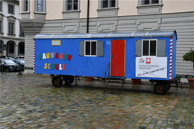 blauer Bauwagen auf Residenzplatz