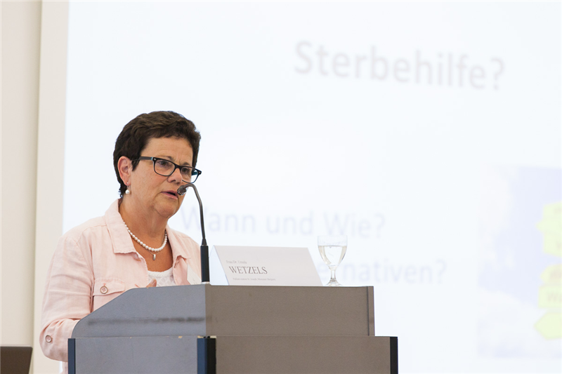 Dr. Ursula Wetzels steht vor einem Pult und hält eine Rede (Martin Karski)
