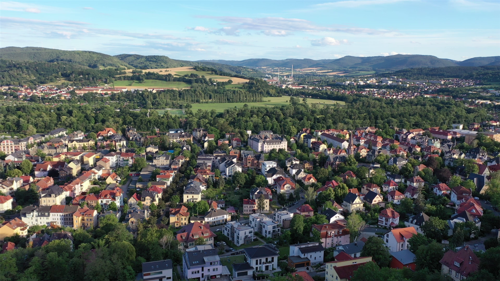 Blick über das herrlich sommerlich grüne Rudolstadt (© Caritas Trägergesellschaft "St. Elisabeth" gGmbH)