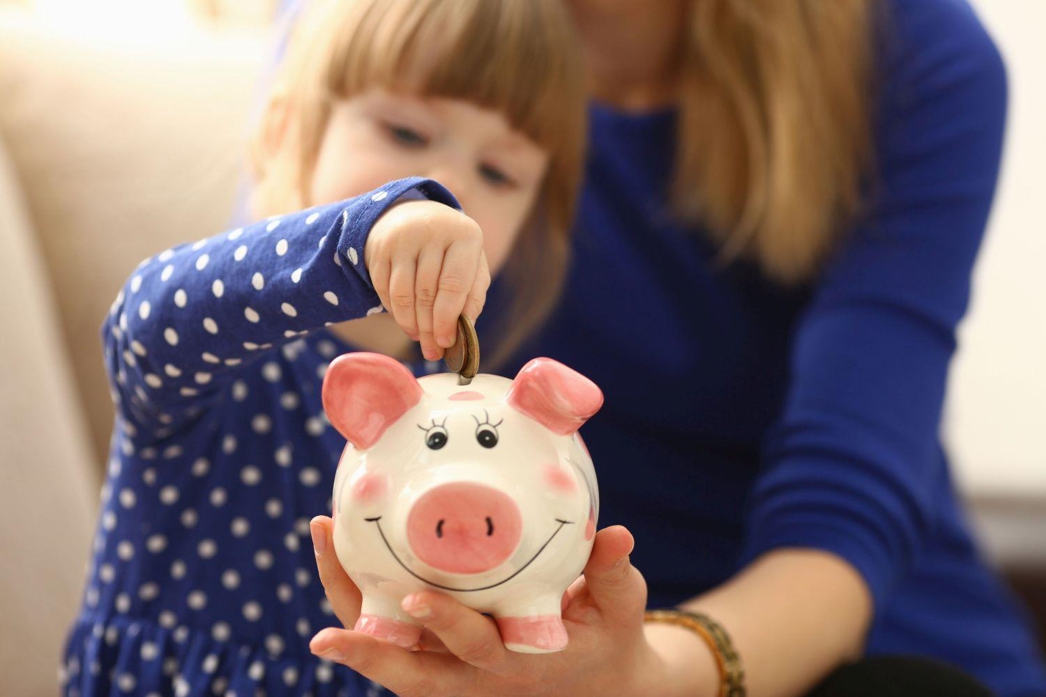 Mädchen mit Sparschwein