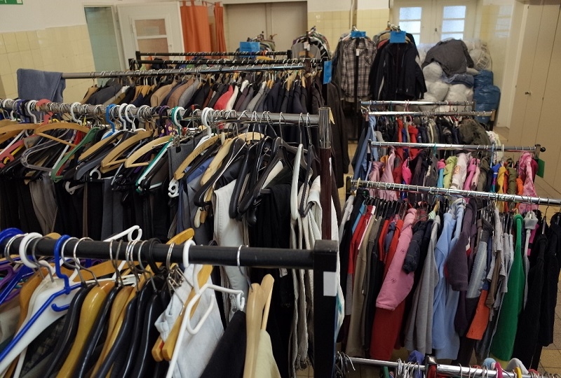 Ständer mit gebrauchter Kleidung in der Kleiderkammer Berlin