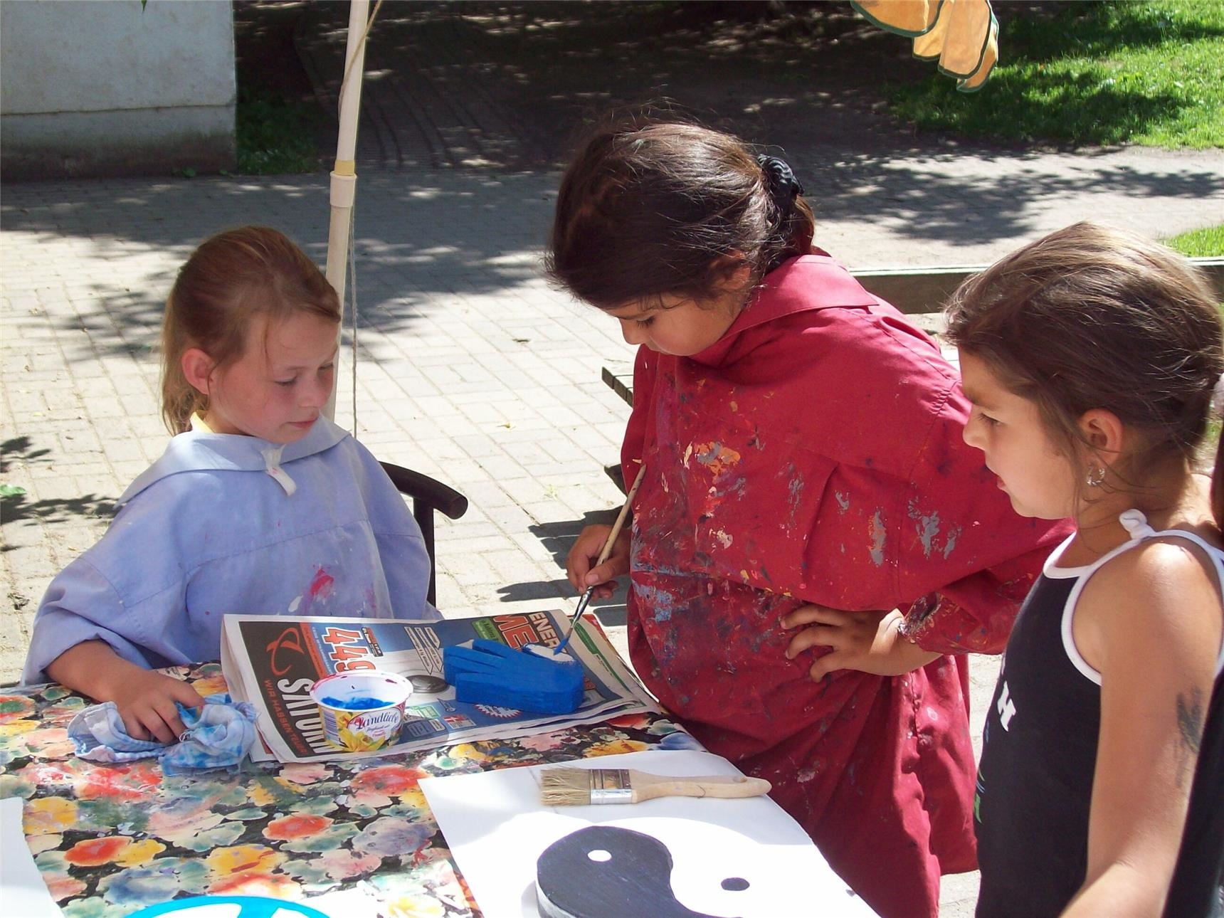 Kinder malen im Freien (Foto: Caritasverband Koblenz)