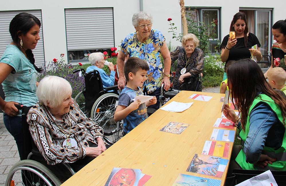 Jung und Alt beim Spielen (Caritasverband Mannheim)