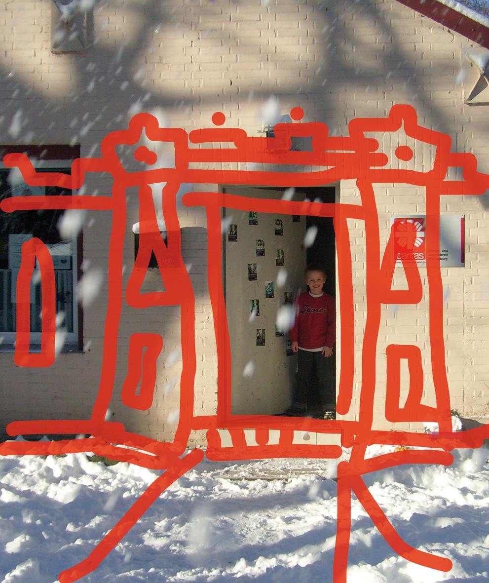 Ein Junge steht in der Tür der Marienburg und lächelt, draußen liegt Schnee. Über dem Bild ist eine stilisierte rote Burg gezeichnet 