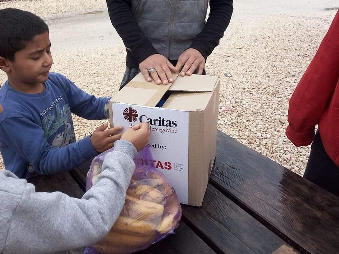 Caritas-Versorgungspaket und Bananen (Foto: Caritas Bosnien Herzegowina)