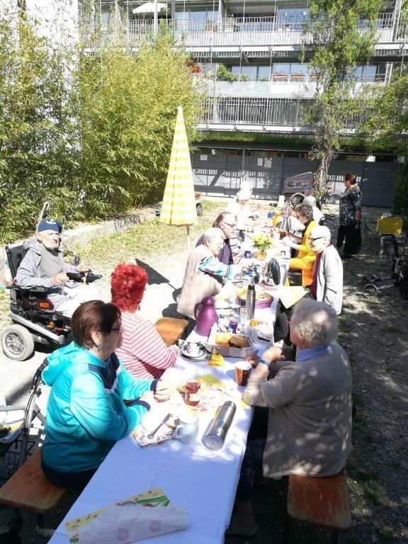 Gemeinsames Essen und Trinken in der Sonne am Tannenhof (Caritas Konstanz)