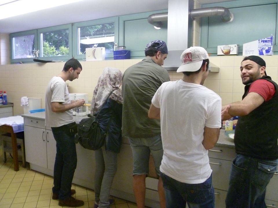 Männer beim Abwasch (youngcaritas Mannheim)