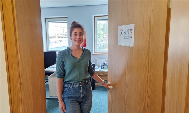 Das Foto zeigt Sevde Baslik, die EUTB-Beraterin beim Caritasverband für den Landkreis Aichach-Friedberg. Sie öffnet die Tür zu ihrem Büro. 