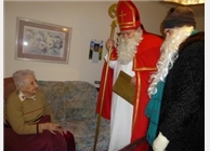 Nikolaus und Knecht besuchen eine Dame auf dem Zimmer.