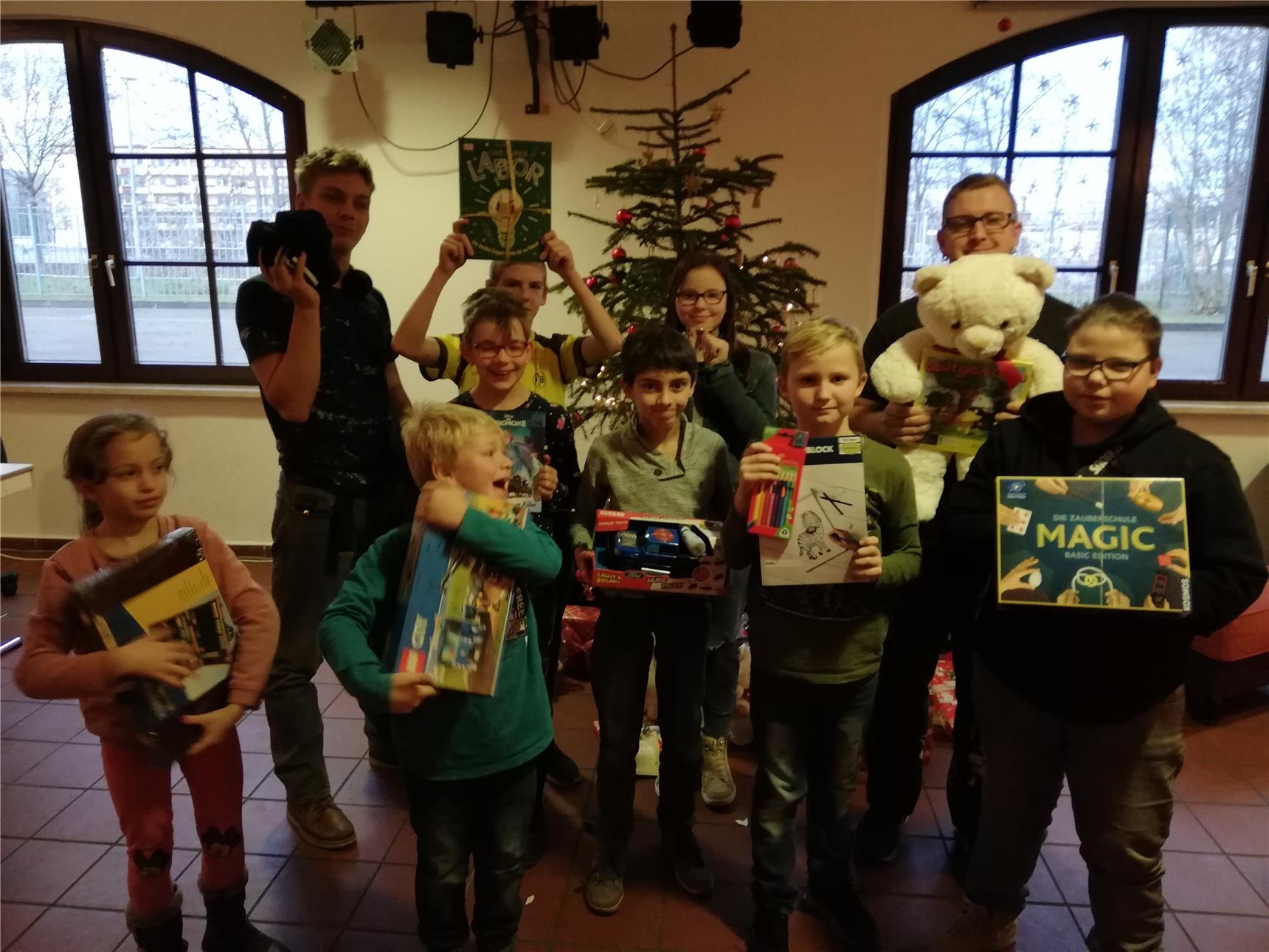 Kinder und Jugendliche des Jugend- und Sozialzentrums "Mutter Teresa" mit den Geschenken des Wunschbaums (Christian Reich)