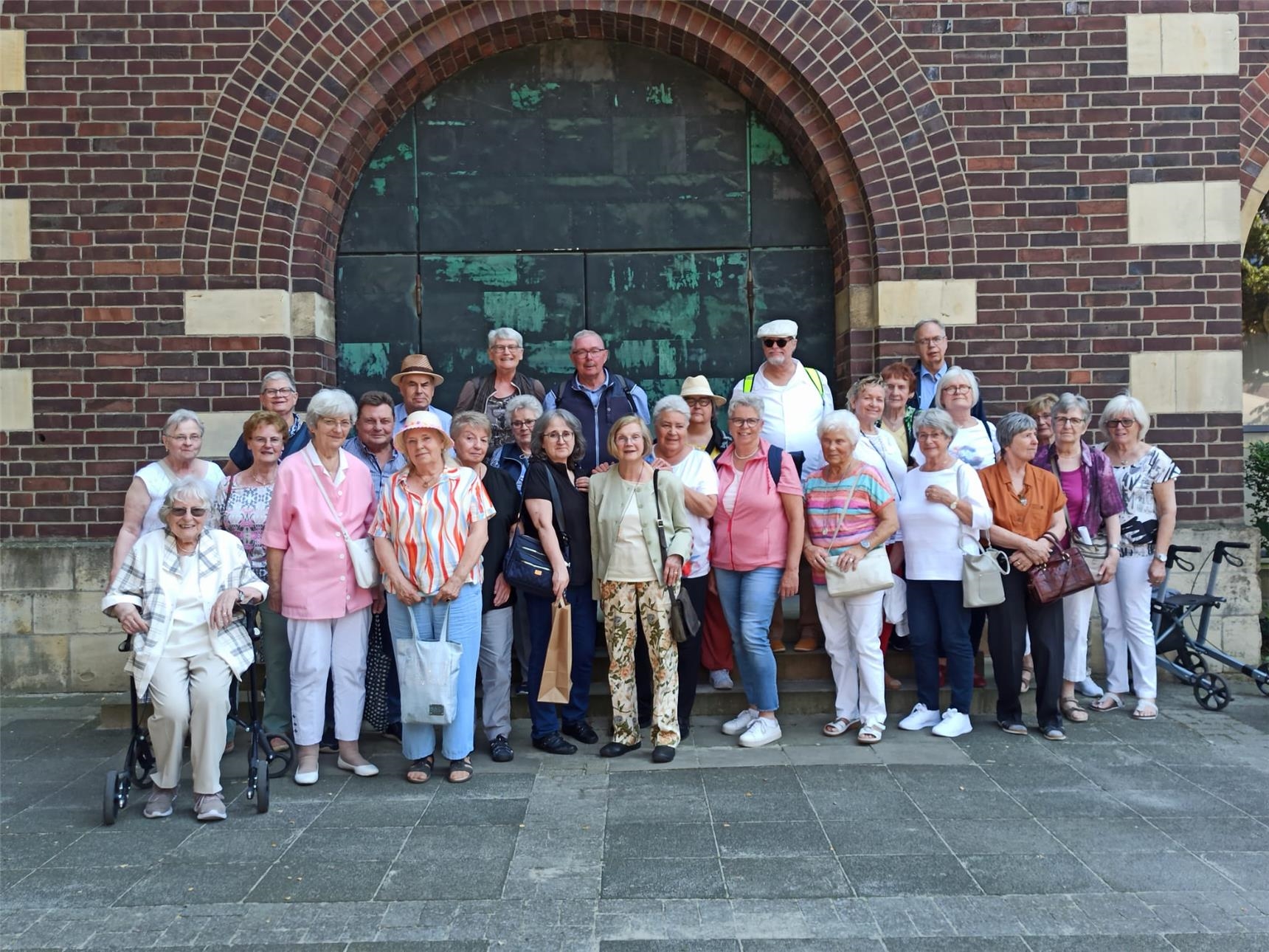 Gruppenfoto ältere Menschen auf Wallfahrt