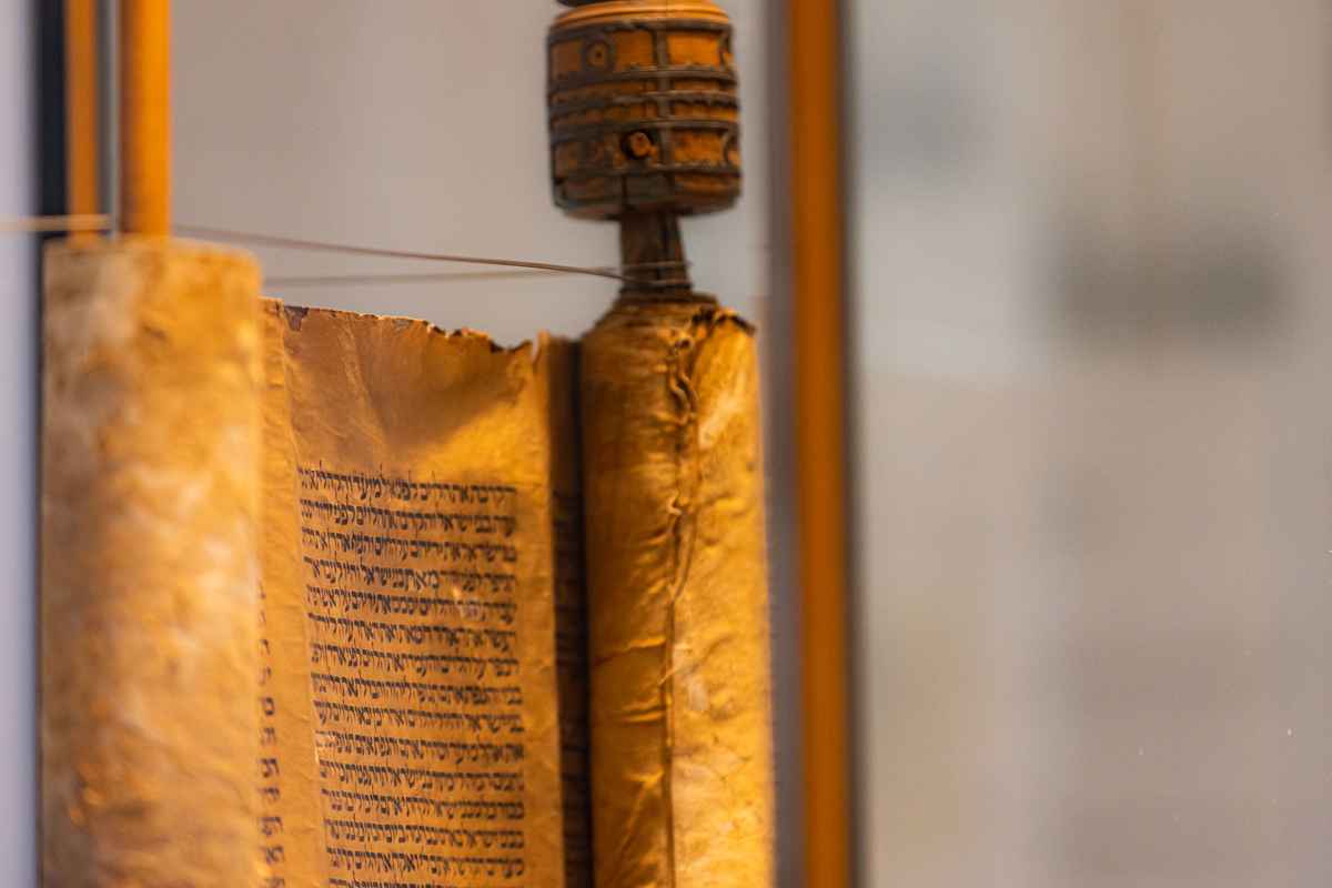 Eine ausgestellte Tora-Rolle in der Alten Synagoge in Essen (Foto: © Angelika Kamlage | Caritas in NRW)