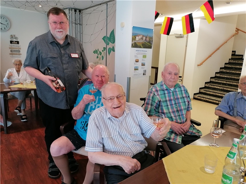 Menschen trinken zusammen Wein.