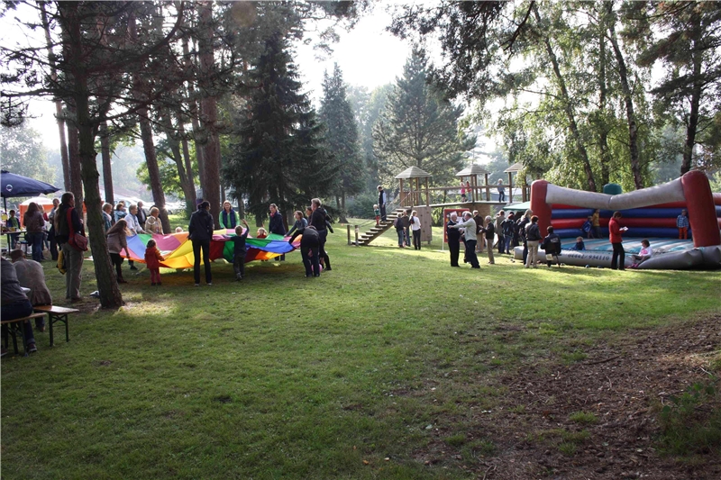 Im Außengelände des Caritas-Sozialwerks nutzen Kinder und Familien die vielfältigen Spielangebote wie Kletterburg, Hüpfburg und buntes Spieltuch. (Foto: Jessica Kollmer)