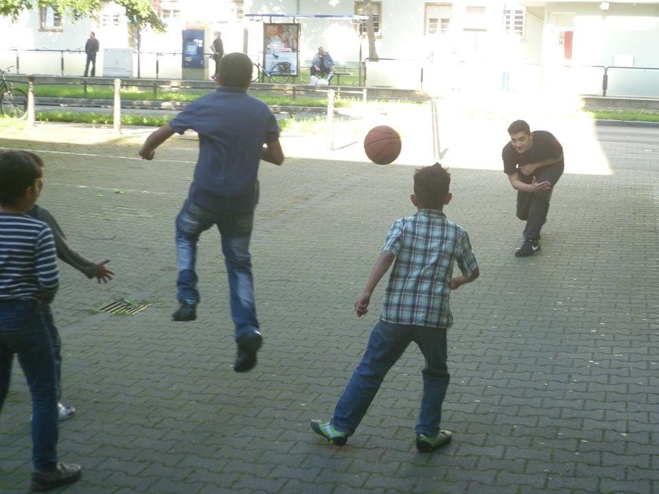 Kinder spielen Ball (youngcaritas Mannheim)
