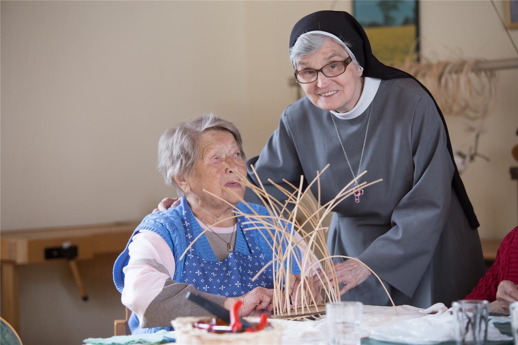 Foto von Ordensschwester mit Bewohnerin beim Betreuungsangebot 